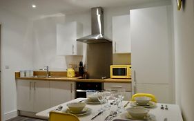 Qh31 - City Centre Location With 2 Double Bedrooms Sleeping Up To 4 People - Spacious Work Or Leisure Apartment